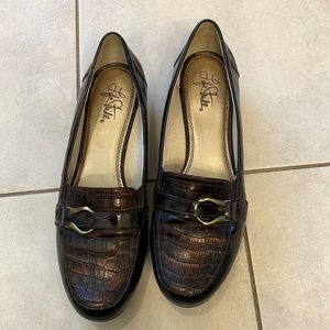 Life Stride slip on shoes. Size 10